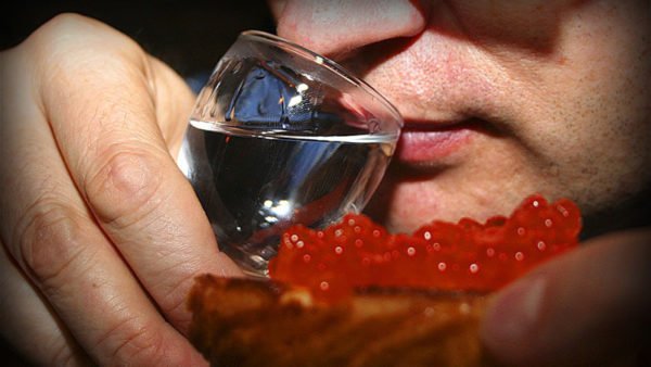 Як правильно пити горілку: чим краще запивати, а закушувати і чи можна вживати цей міцний напій так, щоб було безпечно, не огидно і навіть смачно