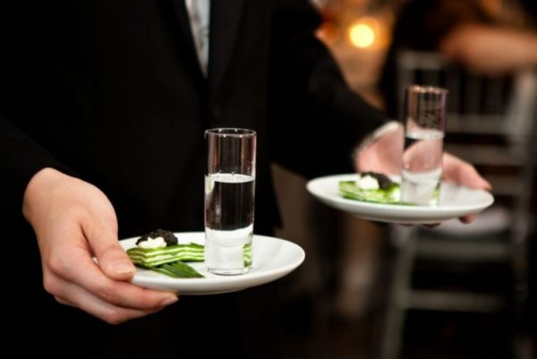 Як правильно пити горілку: чим краще запивати, а закушувати і чи можна вживати цей міцний напій так, щоб було безпечно, не огидно і навіть смачно