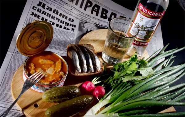 Як правильно пити горілку: чим краще запивати, а закушувати і чи можна вживати цей міцний напій так, щоб було безпечно, не огидно і навіть смачно