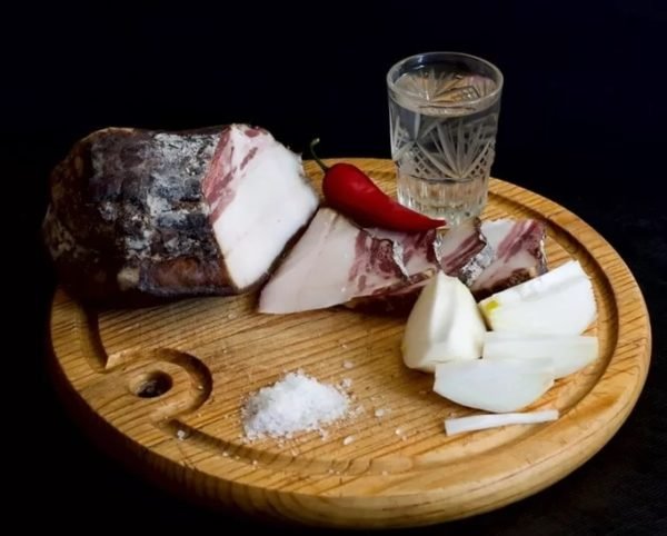 Як правильно пити горілку: чим краще запивати, а закушувати і чи можна вживати цей міцний напій так, щоб було безпечно, не огидно і навіть смачно