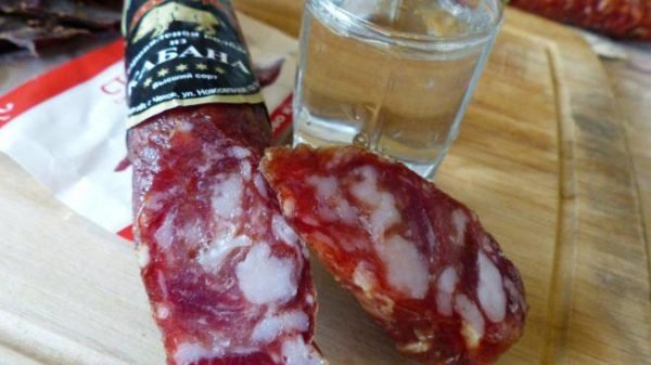 Як правильно пити горілку: чим краще запивати, а закушувати і чи можна вживати цей міцний напій так, щоб було безпечно, не огидно і навіть смачно