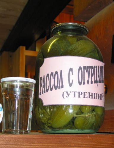 Як правильно пити горілку: чим краще запивати, а закушувати і чи можна вживати цей міцний напій так, щоб було безпечно, не огидно і навіть смачно