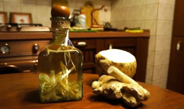 Хреновуха на самогоні: класичні рецепт приготування в домашніх умовах