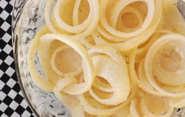 Цибульні кільця: як приготувати в домашніх умовах популярну закуску до пива, смажену у фритюрі, 3 прості рецепти з фото Цибульні кільця: як приготувати в домашніх умовах популярну закуску до пива, смажену у фритюрі, 3 прості рецепти з фото