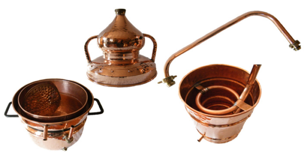 Мідний аламбік: опис і види апаратів для дистиляції спирту, що краще натуральний перегінний куб або самогонний апарат