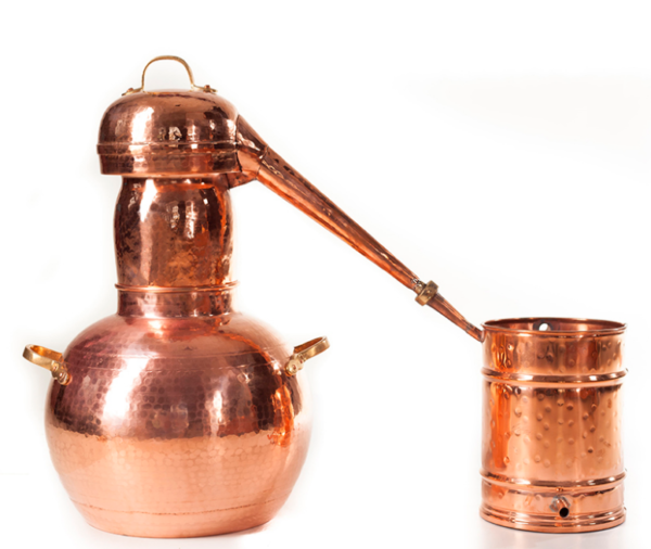 Мідний аламбік: опис і види апаратів для дистиляції спирту, що краще натуральний перегінний куб або самогонний апарат
