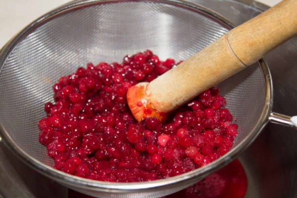 Настоянка з брусниці на самогоні: корисні властивості та найкращі рецепти приготування смачної і корисної наливки на якісному дистилляте, горілки, спирту