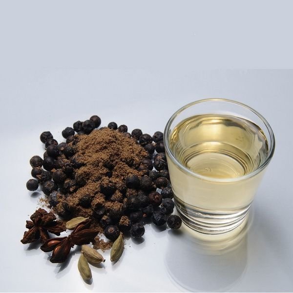 Настоянка з ялівцю на самогоні: поради щодо вибору ягід, властивості і покрокове приготування напою в домашніх умовах