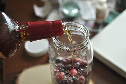 Настоянка з вишні на самогоні: найкращі рецепти приготування цілющого напою зі свіжої, сушеної або замороженої ягоди, настаиваемой на дистилляте, горілки, спирту і коньяку