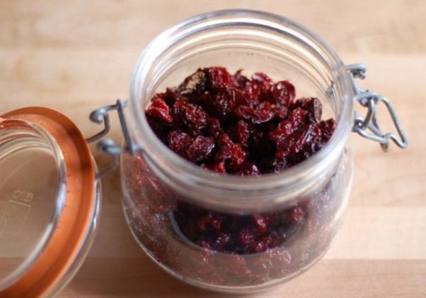 Настоянка з вишні на самогоні: найкращі рецепти приготування цілющого напою зі свіжої, сушеної або замороженої ягоди, настаиваемой на дистилляте, горілки, спирту і коньяку