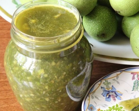 Настоянка на волоських горіхах: як приготувати на горілки і спирту, від яких хвороб краще всього застосовувати?