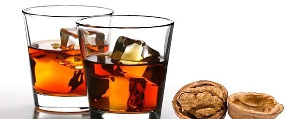 Настоянка на волоських горіхах: як приготувати на горілки і спирту, від яких хвороб краще всього застосовувати?