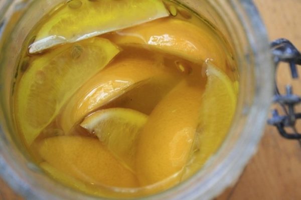 Настоянка на лимоні: класичні рецепти приготування цілющого напою на воді, горілці, самогоні, спирту та альтернативні з часником, імбиром, медом і не тільки