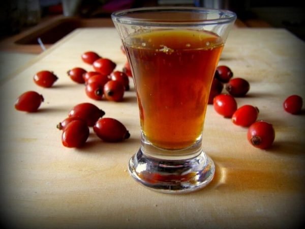 Настоянка шипшини на самогоні: рецепти приготування і чи можна наполягати такий алкоголь в домашніх умовах