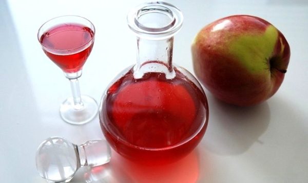 Настоянка шипшини на самогоні: рецепти приготування і чи можна наполягати такий алкоголь в домашніх умовах