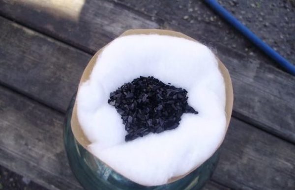 Очищення самогону активованим вугіллям в таблетках з аптеки