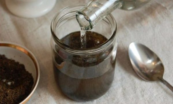 Бджолиний підмор: лікувальні властивості, користь і шкоду для чоловіків і жінок, сфери застосування, рецепти настоянки на спирту, горілки, самогон та відгуки про продукт