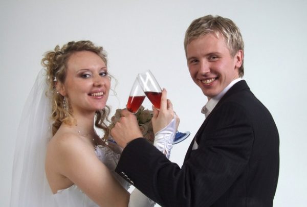 Пити на брудершафт: що це таке, коли і як правильно скріплювати таким чином особливі відносини між двома людьми