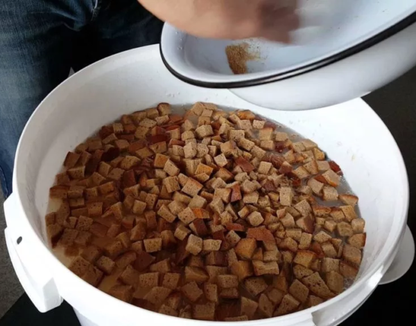 Підгодівля для браги: кращі способи прискорити дію дріжджів в цукровій бразі