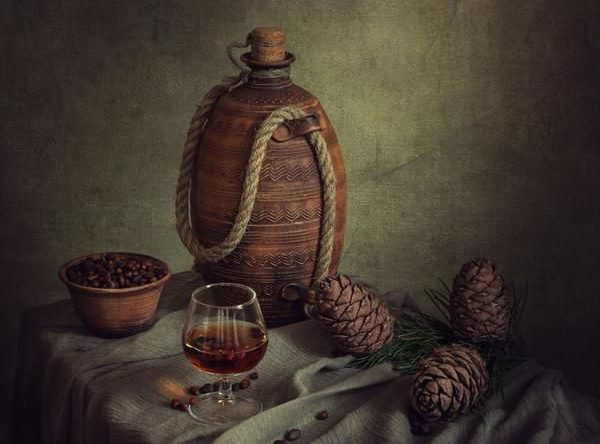 Рецепт настоянки на кедрових горішках: як зробити в домашніх умовах на горілки і спирту, чим корисний напій?