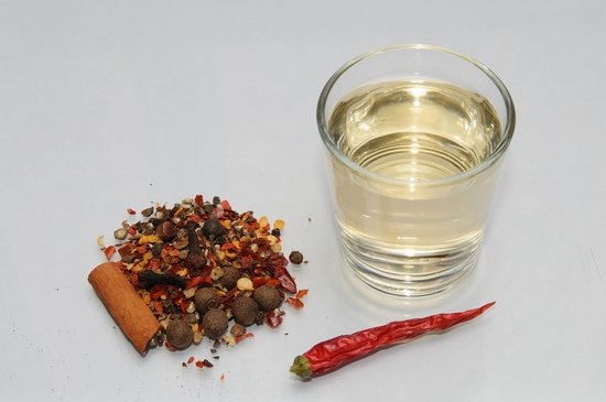 Рецепти перцівки в домашніх умовах: розповімо, як зробити лікувальний алкогольний напій з медом на спирту, горілки і самогоні