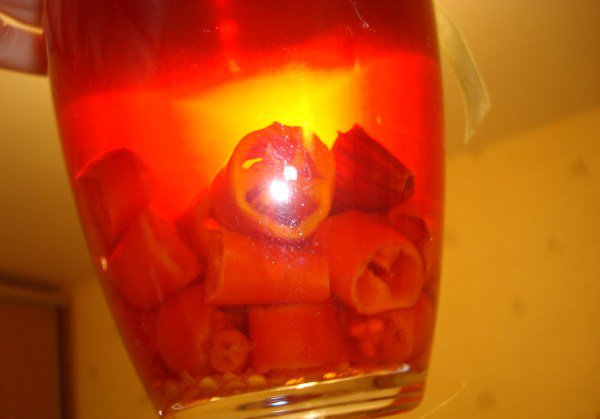 Рецепти перцівки в домашніх умовах: розповімо, як зробити лікувальний алкогольний напій з медом на спирту, горілки і самогоні