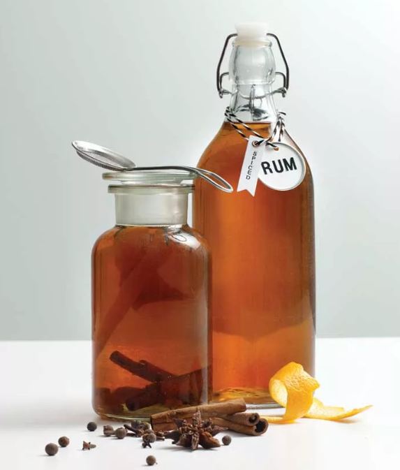 Рецепти рома в домашніх умовах з самогону: переваги і недоліки, способи приготування імітованого напою, схожого за смаком і запахом на оригінал