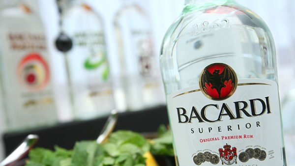 Ром Бакарді (Bacardi): що це таке, історія та види, а також правила вживання і відмінності від віскі даного алкогольного напою Ром Бакарді (Bacardi): що це таке, історія та види, а також правила вживання і відмінності від віскі даного алкогольного напою