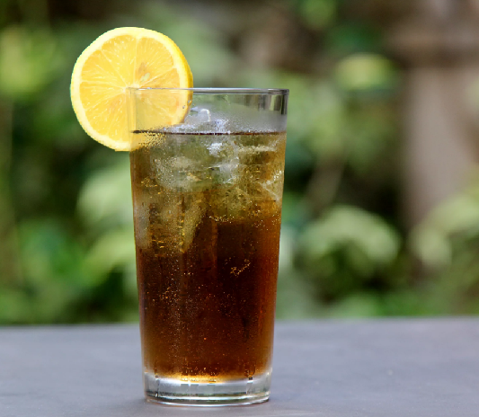 З чим пють джин: як правильно вживати в чистому вигляді, чим розбавляти і закушувати міцний алкогольний напій