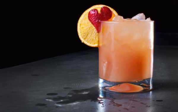 З чим пють джин: як правильно вживати в чистому вигляді, чим розбавляти і закушувати міцний алкогольний напій