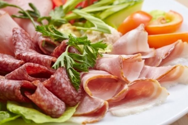 З чим пють джин: як правильно вживати в чистому вигляді, чим розбавляти і закушувати міцний алкогольний напій