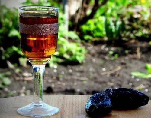 Самогон на дубовій корі: вибір деревної основи в аптеці, як очистити її самостійно, рецепти приготування настоянки з травами і чорносливі