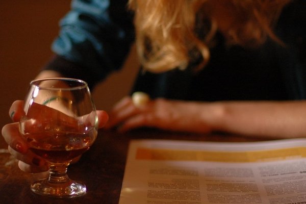 Скільки вивітрюється коньяк з організму: швидкість виведення 50, 100, 200, 250, 300 грам міцного алкогольного напою з крові, через який час можна сідати за кермо Скільки вивітрюється коньяк з організму: швидкість виведення 50, 100, 200, 250, 300 грам міцного алкогольного напою з крові, через який час можна сідати за кермо