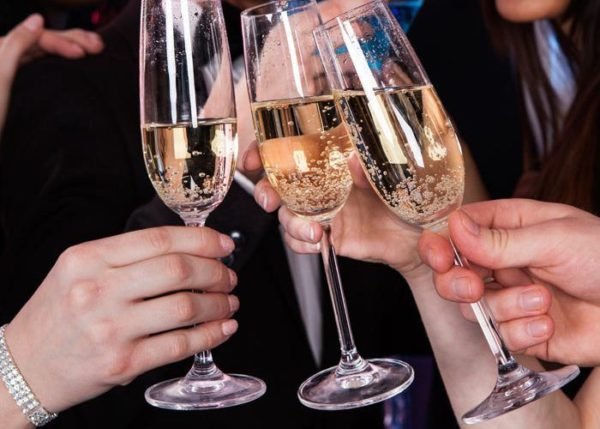 Тости на день народження чоловікові і жінці: прикольні і смішні, короткі і довгі історії з гумором для будь якого застілля