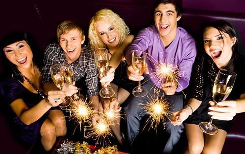 Тости на день народження чоловікові і жінці: прикольні і смішні, короткі і довгі історії з гумором для будь якого застілля