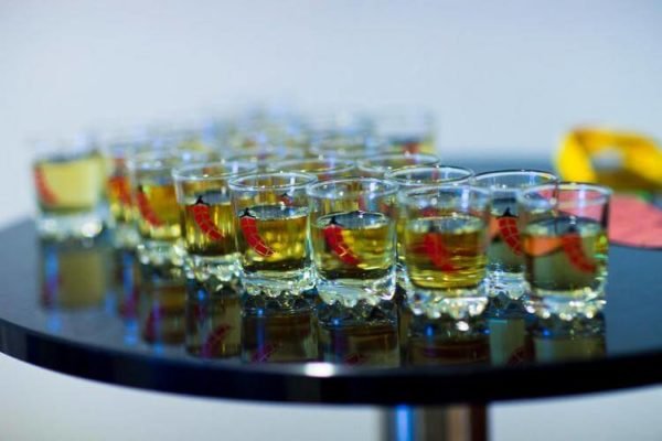 Горілка з перцем від застуди: правильні рецепти і пропорції, чи можна її пити при температурі, допомагає перцівка вилікуватися, протипоказання