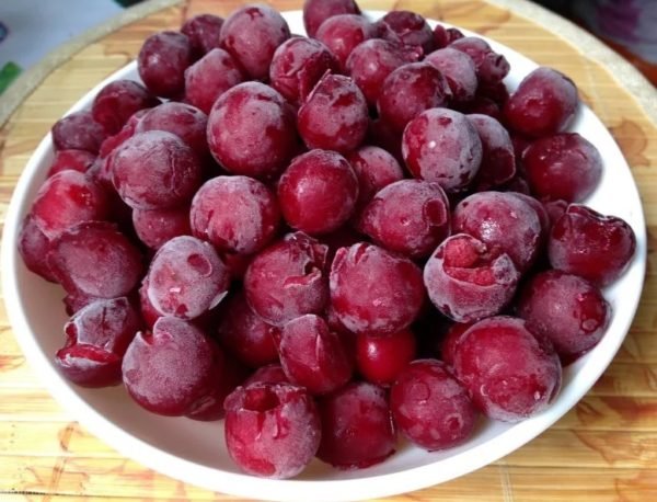 Вино з вишні в домашніх умовах: простий рецепт із свіжої або замороженої ягоди, особливості бродіння і зберігання