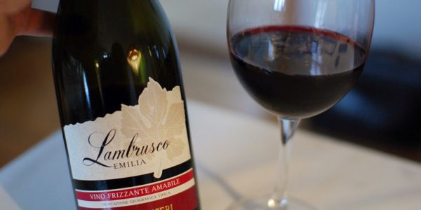 Вино Ламбруско: Lambrusco Емілія Бянко (Bianco) біле і Емілія Россо з рожевою піною   види італійського ігристого напою, яке часто називають шампанським