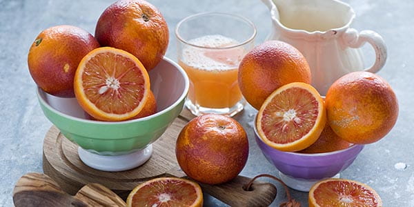 Кривавий апельсин, сицилійський фрукт з червоною мякоттю гібрид чого