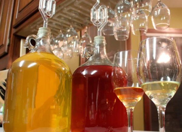 Вино з родзинок: вибір інгредієнтів, як зробити закваску для напою, прості рецепти приготування в домашніх умовах