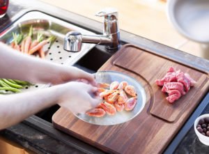 Врізні мийки для кухні. Огляд вбудованих кухонних мийок