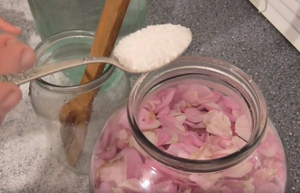 Вино з пелюсток троянд: простий рецепт приготування в домашніх умовах