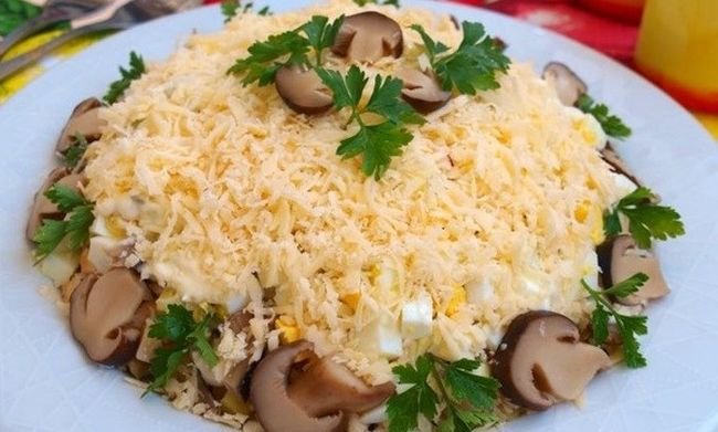 Салат з куркою і сиром. Домашні рецепти, як смачно приготувати салати з курки і сиру Салат з куркою і сиром. Домашні рецепти, як смачно приготувати салати з курки і сиру