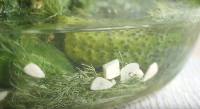 Хрусткі малосольні огірки в банці з часником і зеленню. Рецепти, щоб відразу є