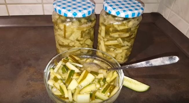 Закатуємо на зиму салат з огірків — рецепти пальчики оближеш