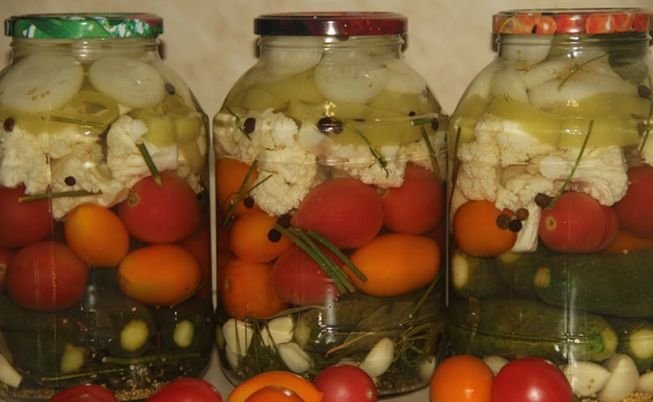 Асорті з помідорів і огірків консервовані на зиму в 3 літрових банках