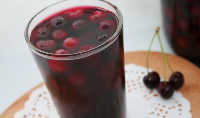 Смачний компот з вишні на зиму приготований за домашнім рецептом