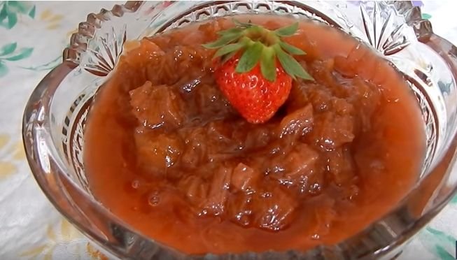 Варення з ревеню — класичний рецепт і приготування на зиму з добавками