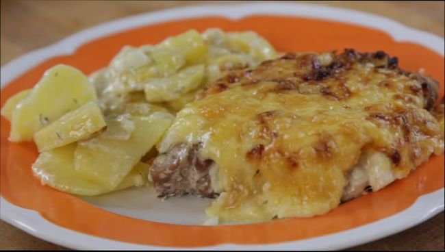 Мясо по французьки в духовці — класичні рецепти зі свинини з картоплею, сиром, грибами