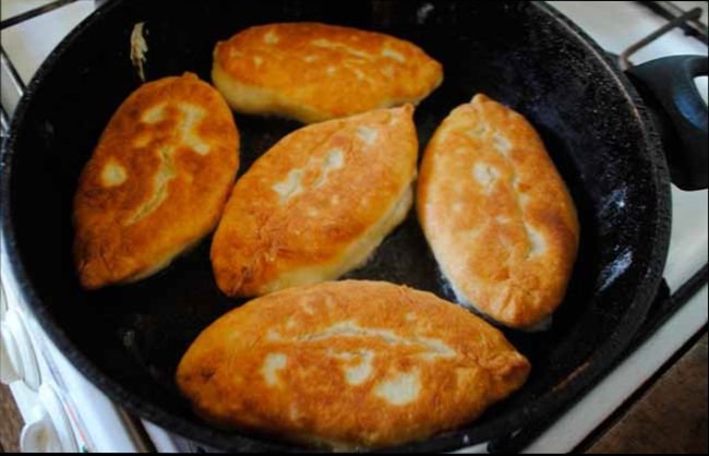 Шалені пиріжки з зеленою цибулею і яйцем, посмажені вдома на сковороді